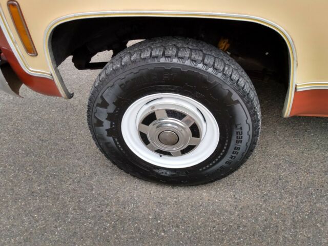 Chevrolet Suburban 1977 image number 6