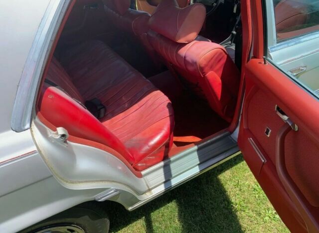 Mercedes-Benz 400-Series 1975 image number 35