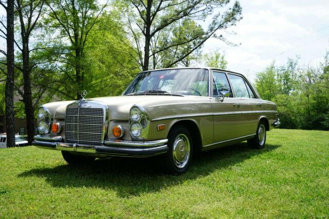 Mercedes-Benz 200-Series 1972 image number 0