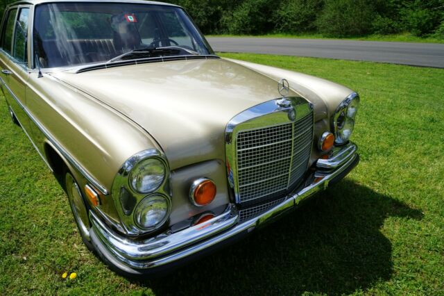 Mercedes-Benz 200-Series 1972 image number 1