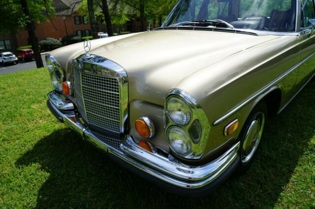 Mercedes-Benz 200-Series 1972 image number 15