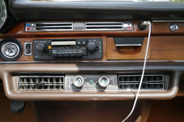 Mercedes-Benz 200-Series 1972 image number 19