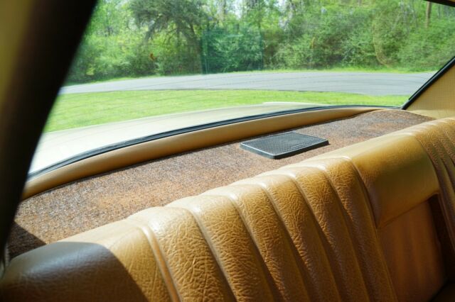 Mercedes-Benz 200-Series 1972 image number 20
