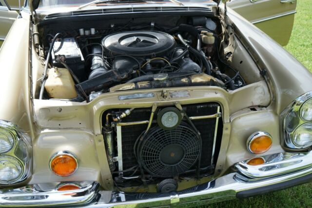 Mercedes-Benz 200-Series 1972 image number 23