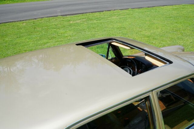 Mercedes-Benz 200-Series 1972 image number 36