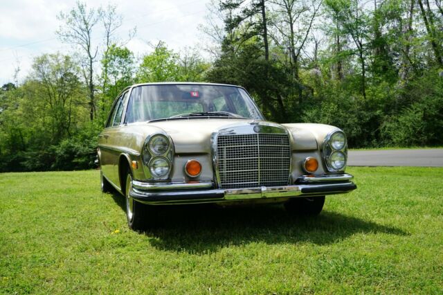 Mercedes-Benz 200-Series 1972 image number 41