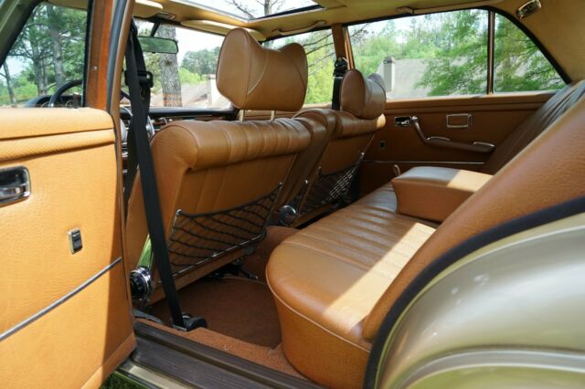 Mercedes-Benz 200-Series 1972 image number 42
