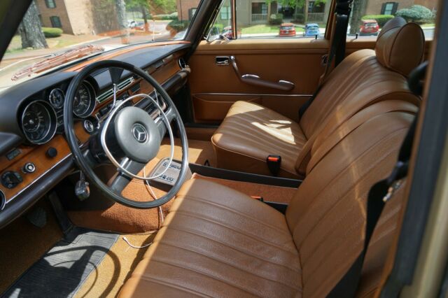Mercedes-Benz 200-Series 1972 image number 9