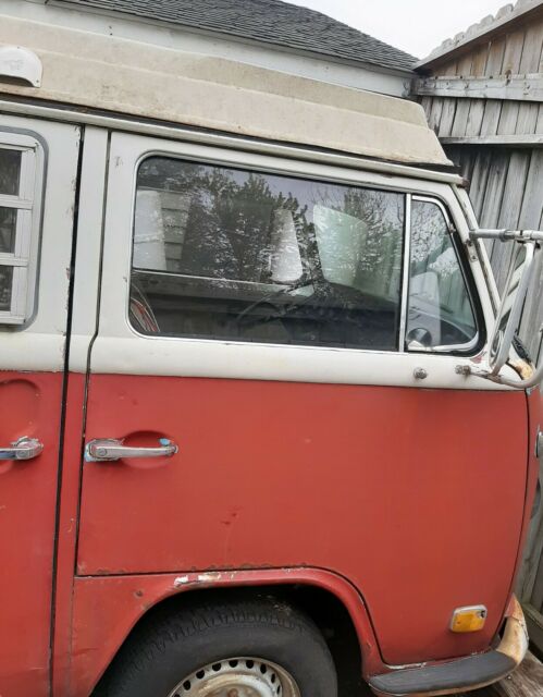 Volkswagen Bus/Vanagon 1972 image number 2