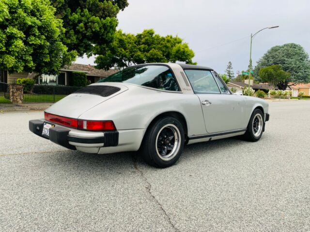 Porsche 911 1975 image number 23