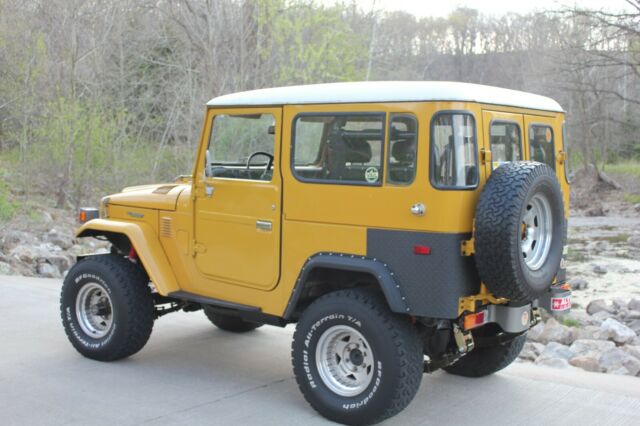 Toyota Land Cruiser 1977 image number 2