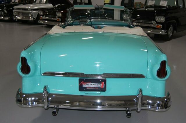 Ford Custom 2dr Convertible 1955 image number 2
