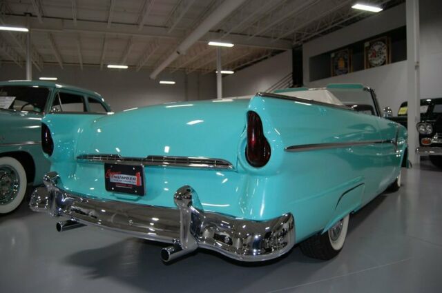 Ford Custom 2dr Convertible 1955 image number 40
