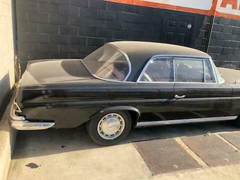 Mercedes-Benz 200-Series 1962 image number 17