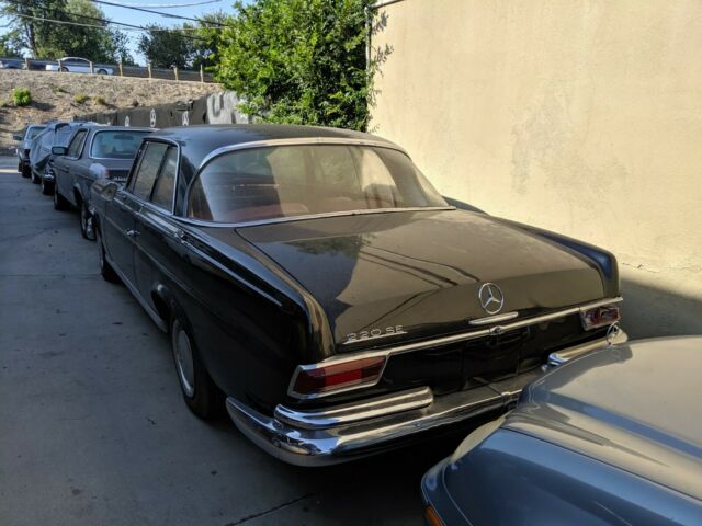 Mercedes-Benz 200-Series 1962 image number 24