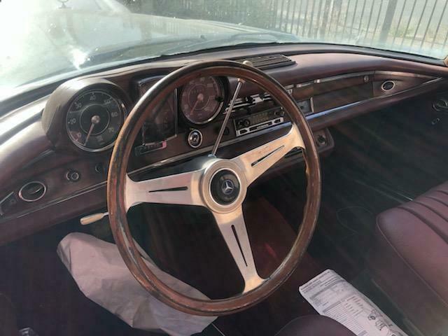 Mercedes-Benz 200-Series 1962 image number 8