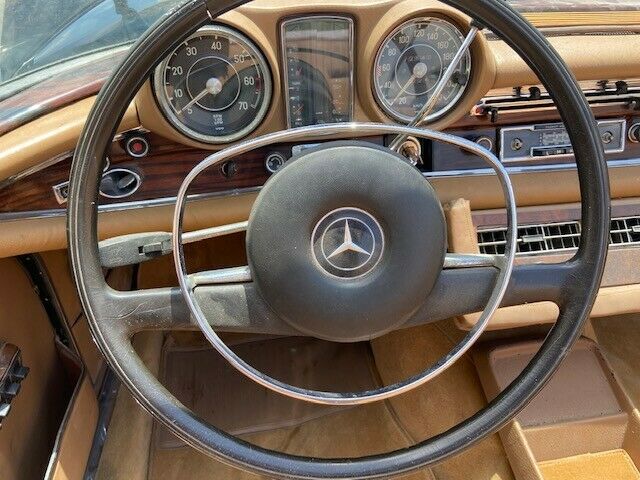 Mercedes-Benz 200-Series 1970 image number 9