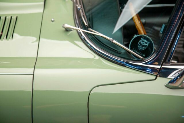 Jaguar E-Type 1969 image number 10