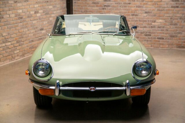 Jaguar E-Type 1969 image number 26