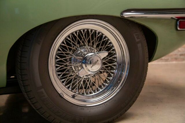 Jaguar E-Type 1969 image number 33