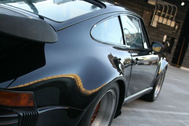 Porsche 911 1976 image number 36