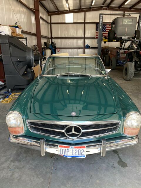 Mercedes-Benz 200-Series 1971 image number 25
