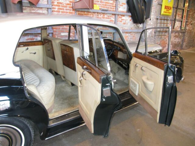Bentley S2 Saloon 1960 image number 34