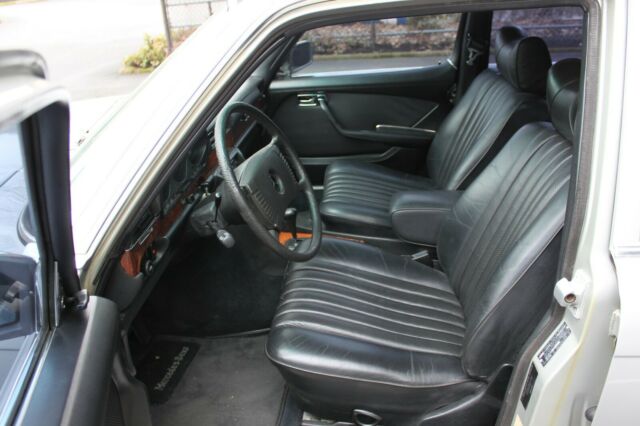 Mercedes-Benz 400-Series 1977 image number 9