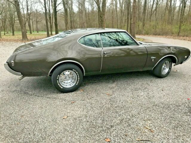 Oldsmobile Cutlass 1969 image number 2