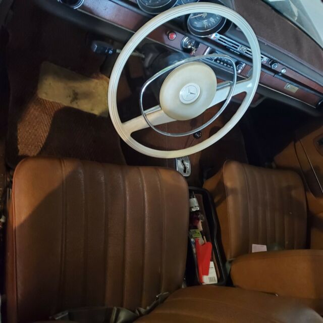 Mercedes-Benz S-Class 1968 image number 17