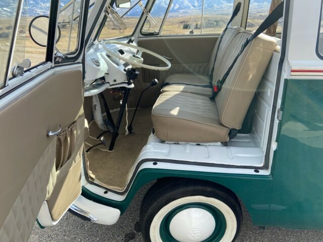 Volkswagen Bus/Vanagon 1972 image number 10