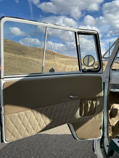 Volkswagen Bus/Vanagon 1972 image number 36