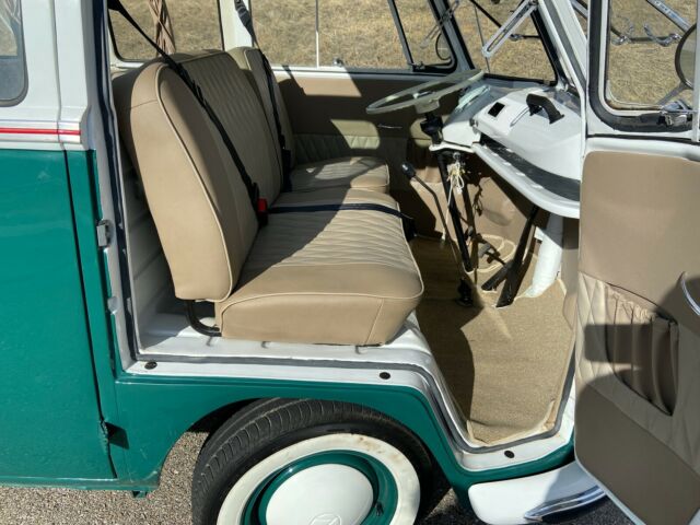 Volkswagen Bus/Vanagon 1972 image number 37
