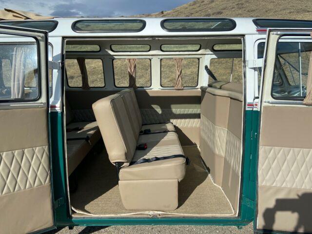 Volkswagen Bus/Vanagon 1972 image number 38