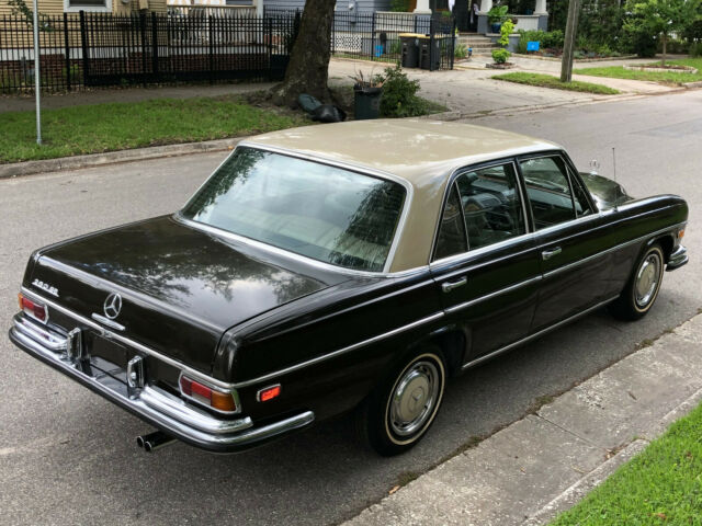 Mercedes-Benz 200-Series 1971 image number 1
