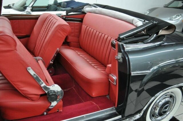 Mercedes-Benz 200-Series 1960 image number 23