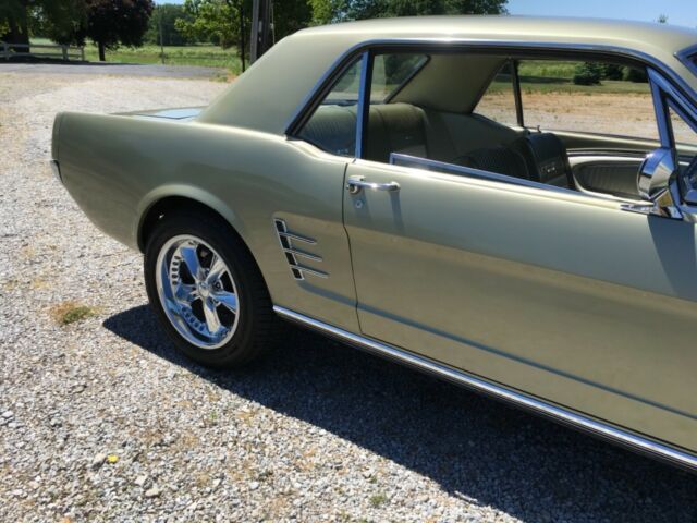 Ford Mustang 1966 image number 25