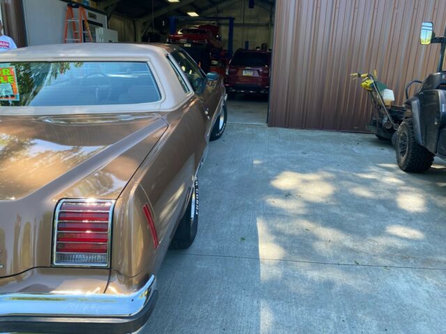 Pontiac Grand Prix 1976 image number 21