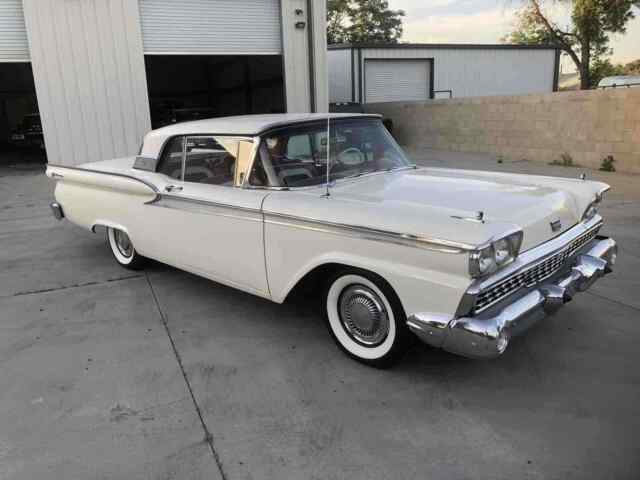 Ford Skyliner 1959 image number 2