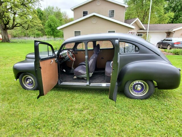 Plymouth DeLuxe 1946 image number 2