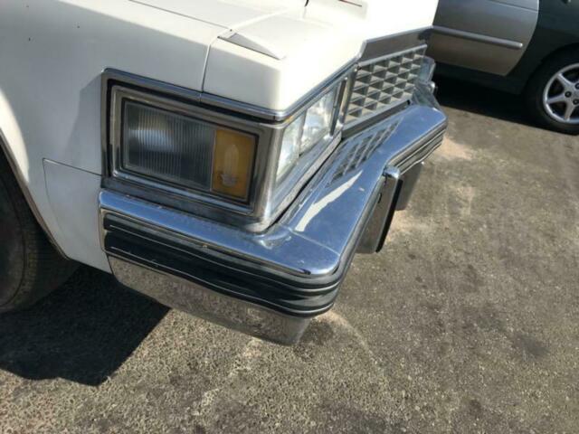 Cadillac Fleetwood 1977 image number 14