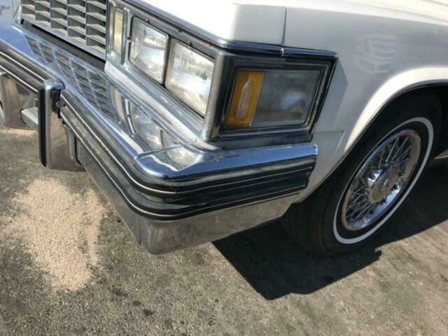 Cadillac Fleetwood 1977 image number 29