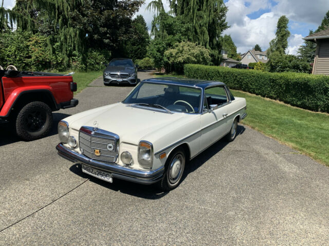 Mercedes-Benz 200-Series 1971 image number 1
