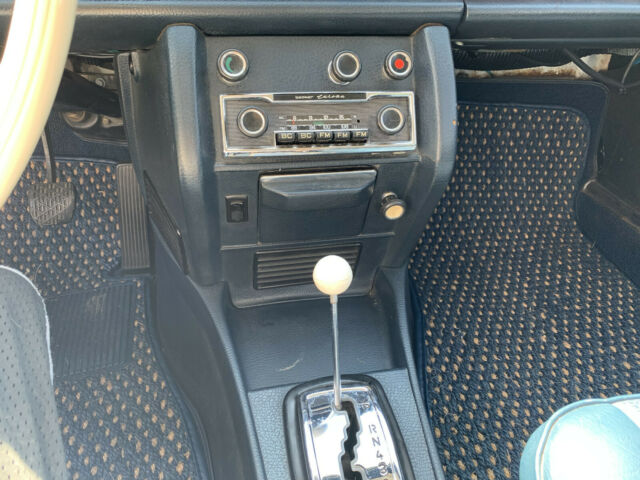 Mercedes-Benz 200-Series 1971 image number 10