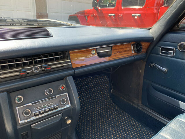 Mercedes-Benz 200-Series 1971 image number 11