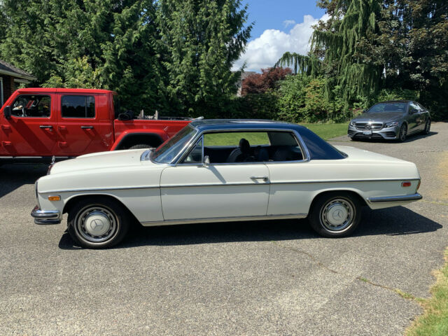 Mercedes-Benz 200-Series 1971 image number 2