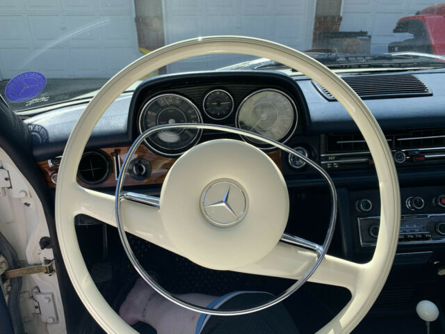 Mercedes-Benz 200-Series 1971 image number 24