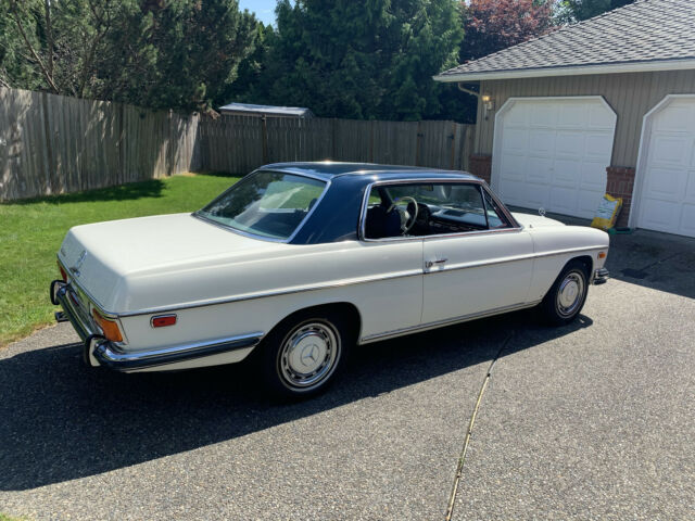 Mercedes-Benz 200-Series 1971 image number 4
