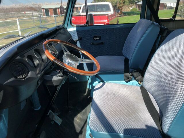 Volkswagen Bus/Vanagon 1971 image number 23