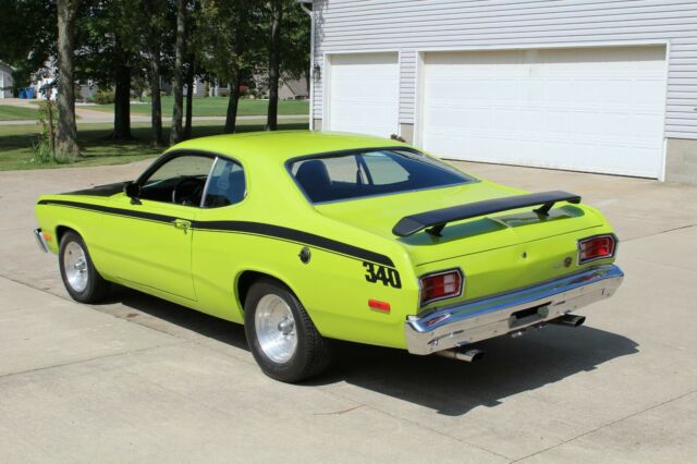 Plymouth Duster 1975 image number 2